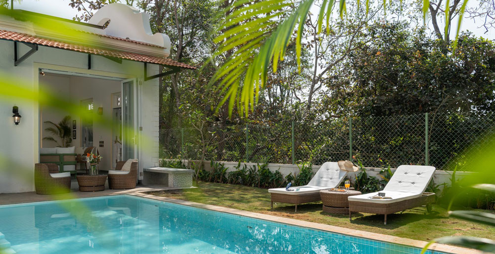 Colina Villa B - Poolside area